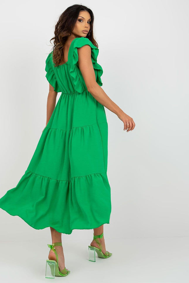 Robe verte été midi avec épaules dénudées pour une allure casual chic et tendance, parfaite pour une soirée ou un évènement en plein air.