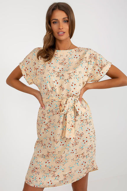 Robe fleurie beige courte d'été, style casual avec manches courtes et ceinture, parfaite pour une soirée simple ou une journée à la plage.