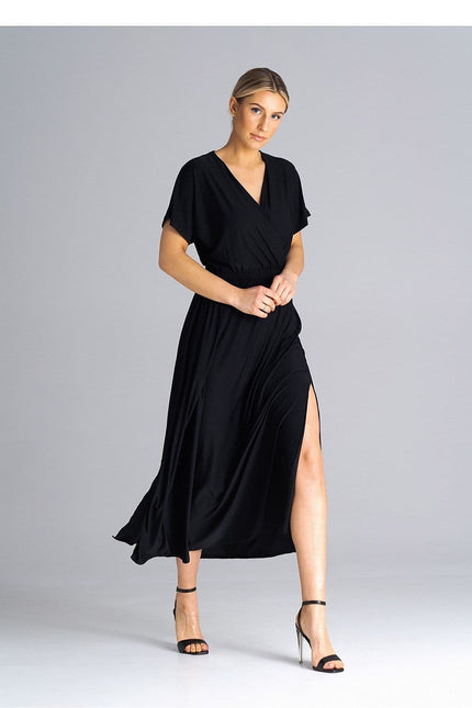 Robe soirée noire midi droite avec fente élégante pour cocktail ou événement, manches courtes et col en V.