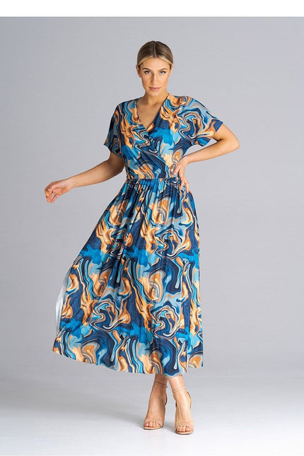 Robe bleue midi casual avec manches courtes et motif abstrait pour une tenue décontractée et tendance.