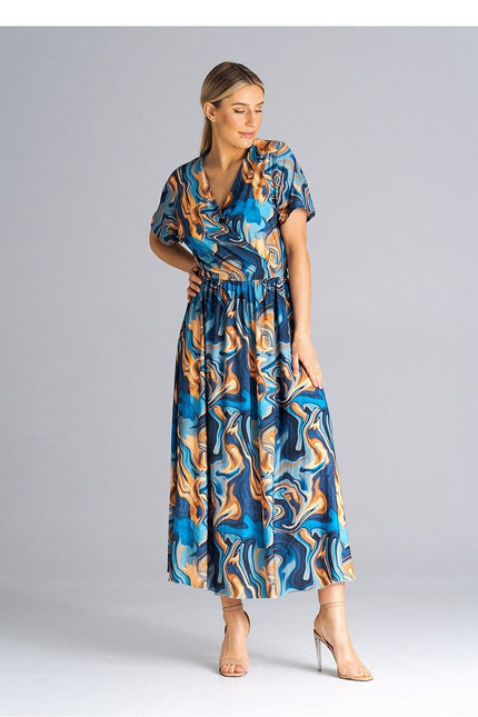 Robe bleue à motifs fluides style casual midi avec manches courtes pour une tenue quotidienne élégante.