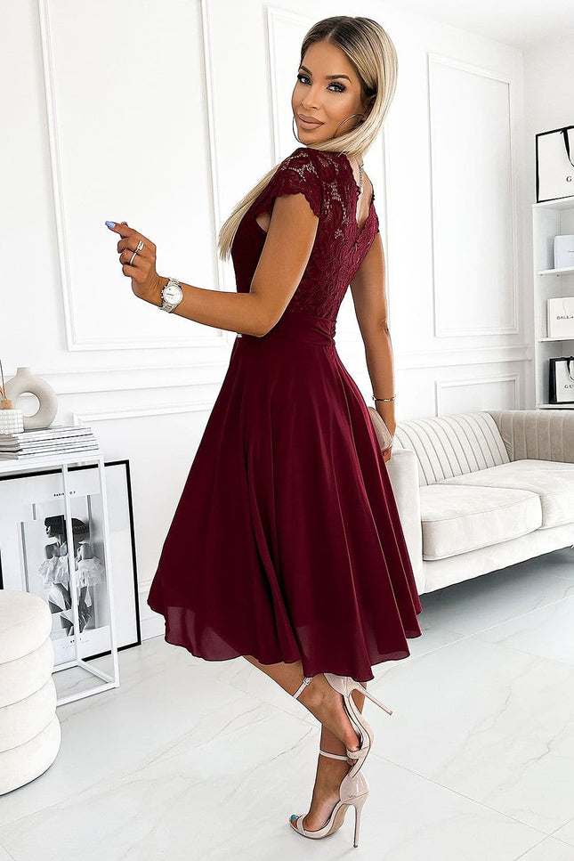 Robe cocktail bordeaux mi-longue avec haut en dentelle pour soirées élégantes et occasions spéciales.