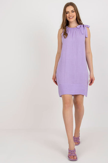 Robe violette fluide midi casual sans manches pour femme, idéale pour une tenue décontractée quotidienne ou un événement informel.