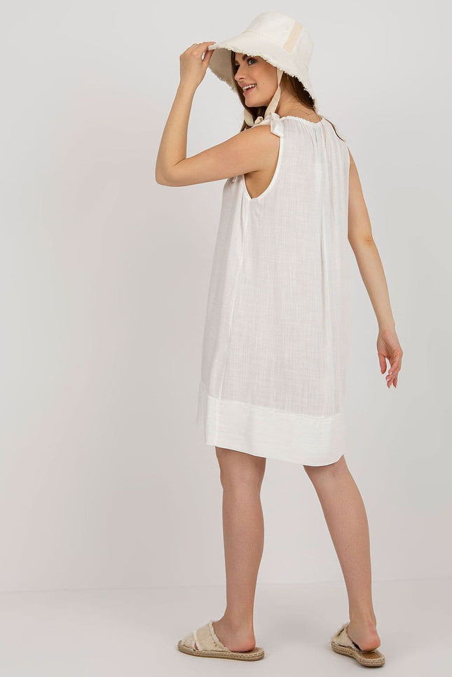 Robe d'été blanche courte casual sans manches avec col rond pour femme, idéale pour la plage ou un look quotidien décontracté.