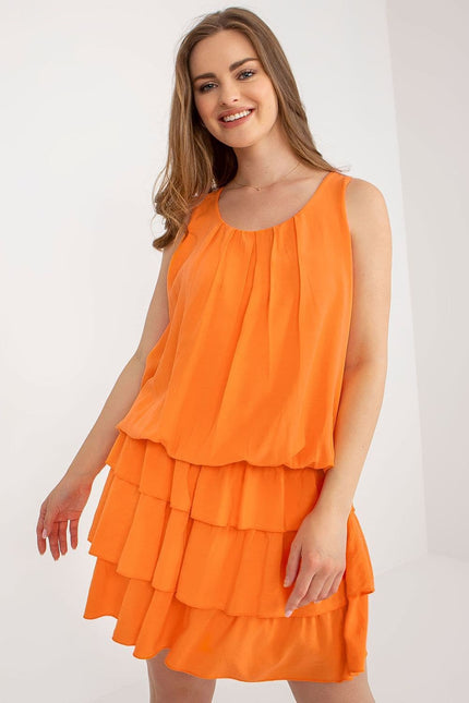 Robe cocktail orange courte sans manches pour soirée chic et évènements.