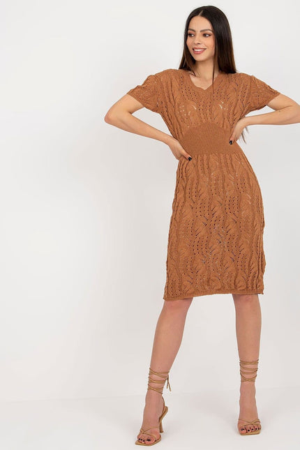 Robe pull terracotta midi moulante pour look casual ou bureau, manches courtes et col en V, en tricot ajouré.