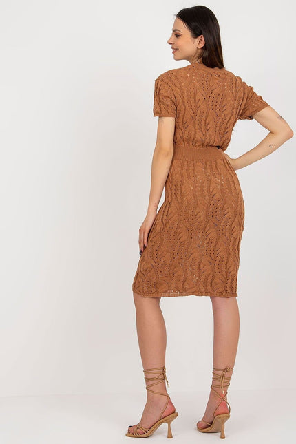 Robe pull terracotta midi moulante avec manches courtes pour un look casual chic et confortable.