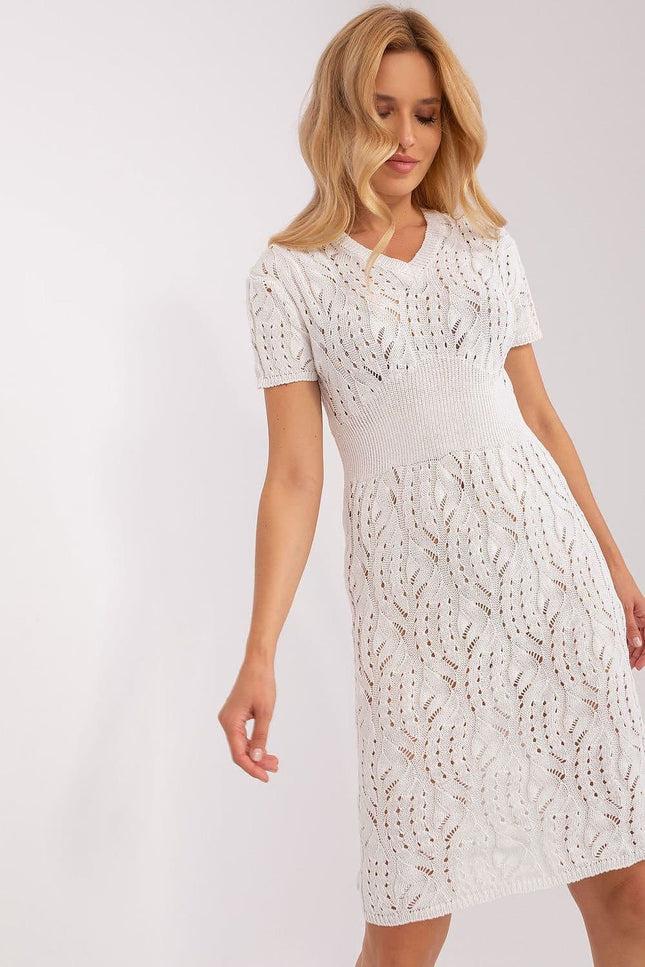 Robe crochet blanche midi d'été à manches courtes et silhouette droite pour femme, parfaite pour une soirée ou un événement estival.