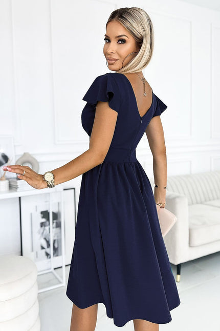 Robe cocktail bleue midi évasée avec manches courtes pour soirée chic ou évènement formel.