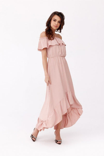 Robe champêtre rose pour invitée de mariage, longue avec épaules dénudées et volants, parfaite pour un look bohème et élégant.