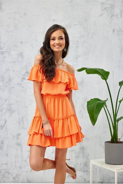 Robe d'été orange courte trapeze à épaules dénudées, idéale pour une sortie en plage ou une soirée décontractée.