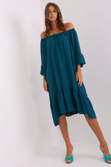 Robe de plage verte midi à épaules dénudées et à volants, style décontracté et féminin pour les journées ensoleillées.