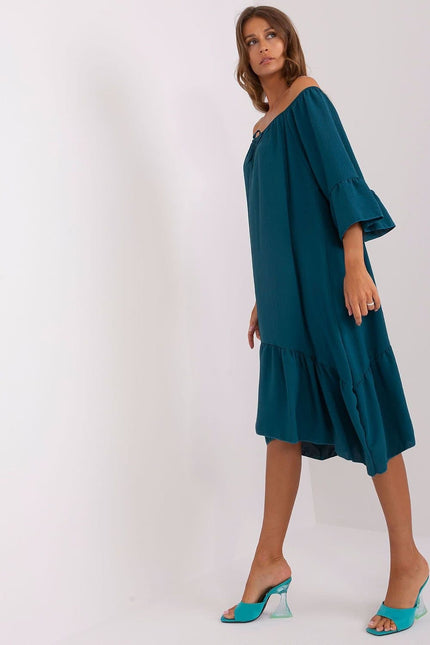 Robe de plage verte midi à épaules dénudées pour femme, style décontracté et estivale, idéale pour les vacances au bord de la mer.