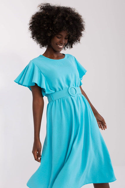 Robe bleue midi trapèze été avec manches courtes et ceinture pour un look décontracté et élégant.