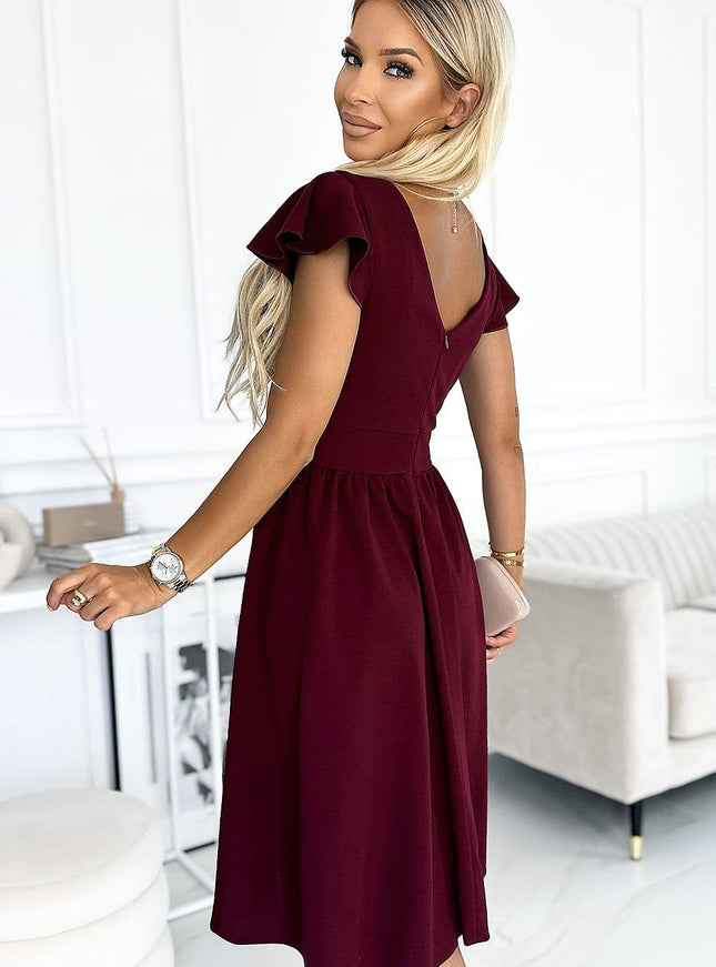 Robe cocktail bordeaux midi moulante pour soirée chic avec manches courtes et décolleté en V.