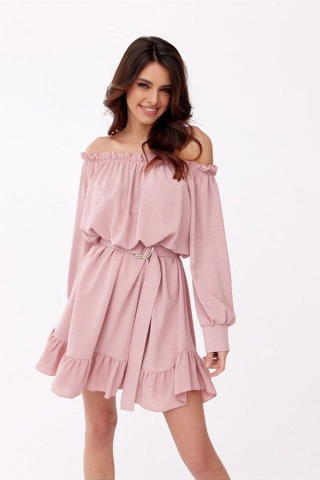 Robe rose courte soirée chic avec épaules dénudées et manches longues, parfaite pour un cocktail ou un événement élégant.