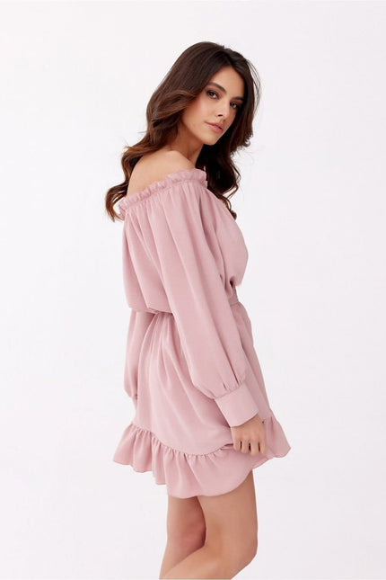 Robe rose courte chic pour soirée avec manches courtes et épaules dénudées, idéale pour un look élégant et tendance.