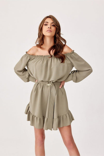 Robe verte chic à épaules dénudées et manches longues, courte et fluide, idéale pour cocktail ou soirée.