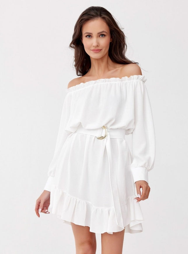 Robe de baptême femme blanche courte chic avec manches longues et épaules dénudées, idéale pour célébration élégante.