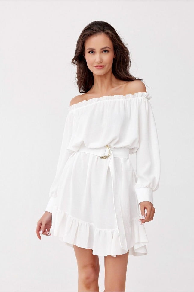 Robe de baptême femme blanche courte chic avec manches longues et épaules dénudées, idéale pour célébration élégante.