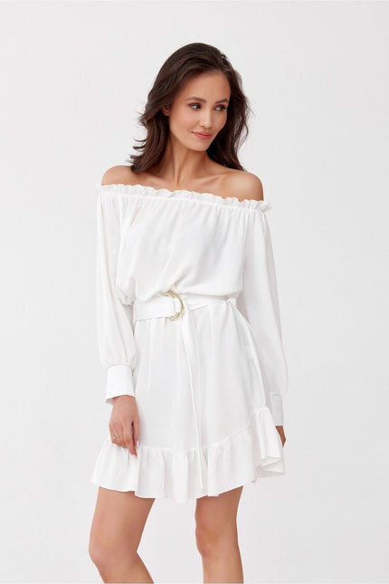 Robe de baptême femme blanche courte à manches longues avec épaules dénudées et ceinture dorée, style chic et élégant.