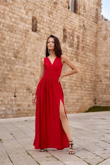 Robe soirée chic rouge longue sans manches avec fente pour femme élégante, idéale pour mariage ou gala.