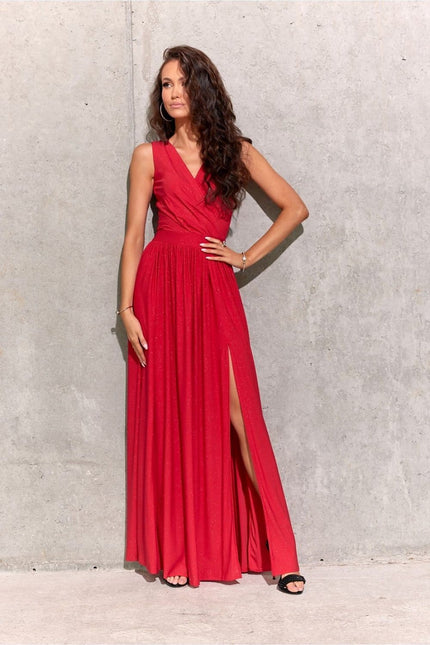 Robe soirée chic rouge longue, idéale pour événement élégant, style féminin avec décolleté en V et fente latérale.