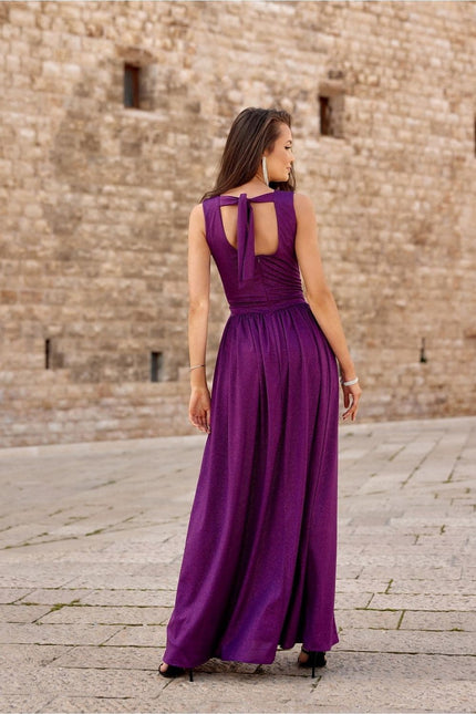 Robe soirée chic longue violette moulante idéale pour galas ou cérémonies élégantes, mettant en valeur la silhouette avec élégance.