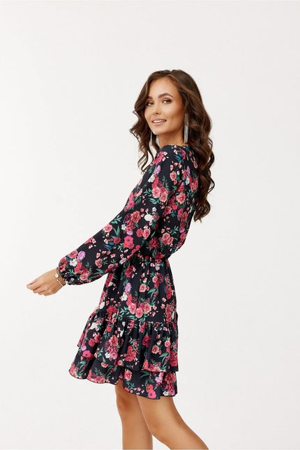 Robe champêtre fleurie manches longues mi-longue idéale pour mariage invité ou cocktail, couleur noire avec motifs floraux.