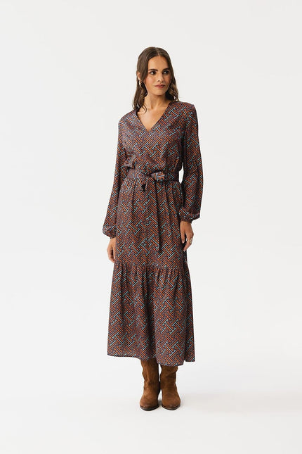 Robe champêtre mariage invitée marron à motif, mi-longue à manches longues, élégante pour événement spécial.