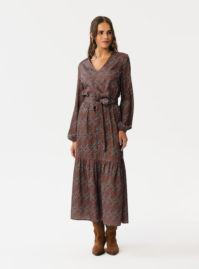 Robe champêtre mariage invitée marron à motif, mi-longue à manches longues, élégante pour événement spécial.