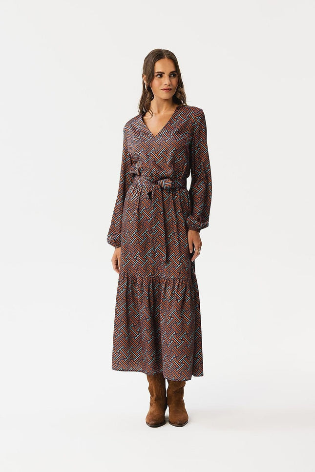 Robe champêtre mariage invitée marron à motif, mi-longue à manches longues, élégante pour événement spécial.