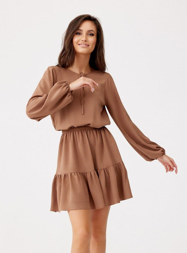 Robe terracotta midi à manches longues et taille élastique pour une allure chic et confortable, idéale pour les soirées ou cocktails.