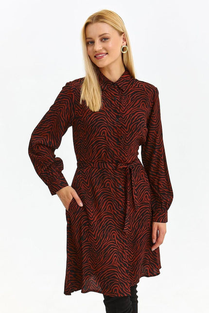 Robe chemise rouge midi à manches longues et motif zébré pour un style casual ou de bureau, confortable et tendance.