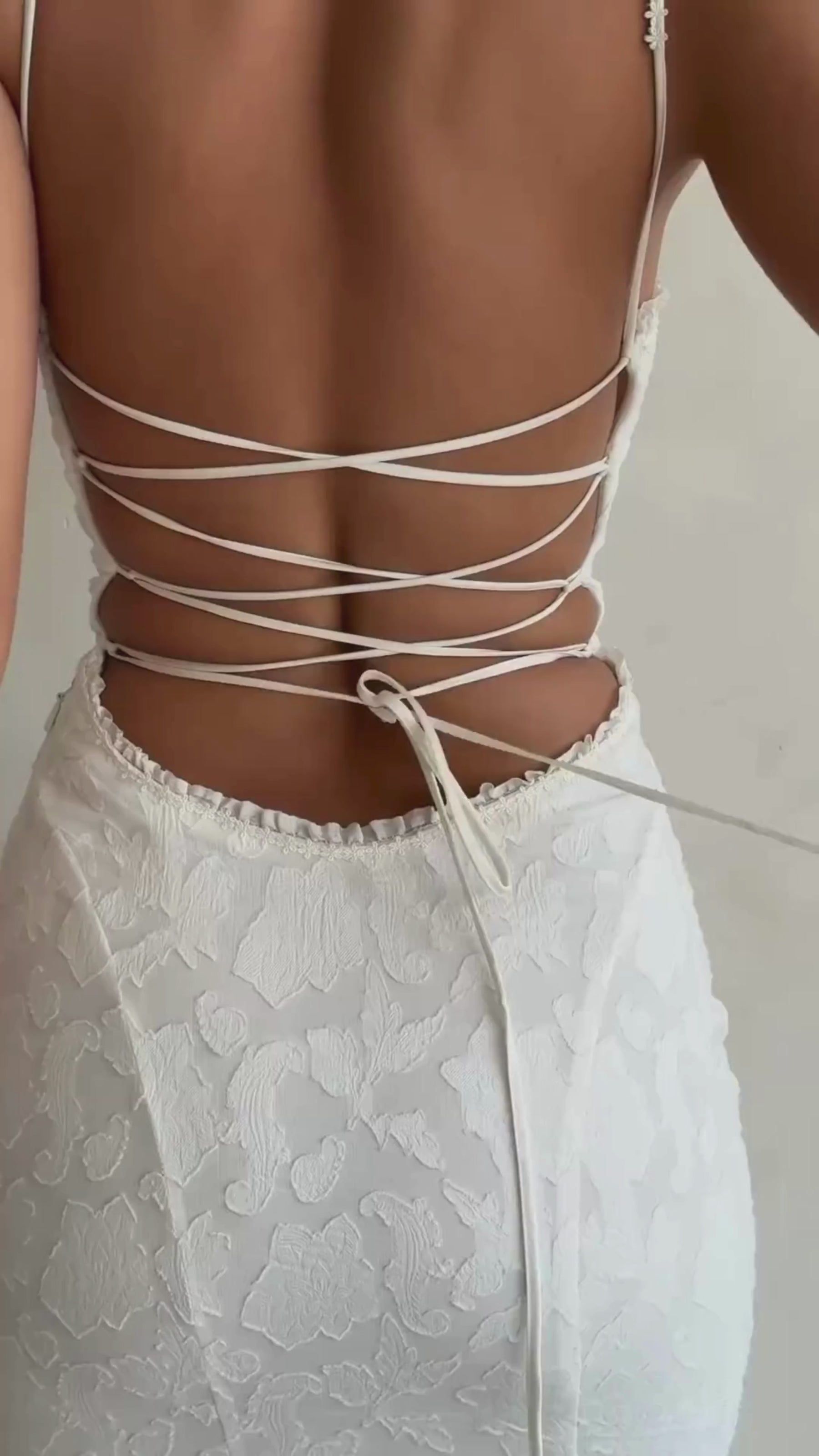 Robe longue moulante en dentelle blanche bretelles fines