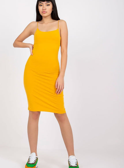 Robe midi moulante jaune sans manches pour été, style casual et tendance, idéale pour look quotidien ou soirée estivale.