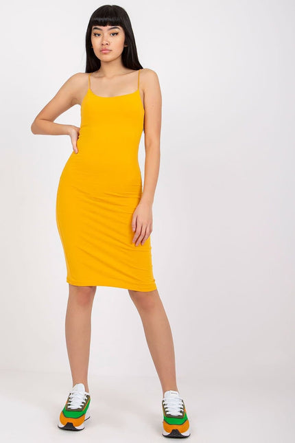 Robe midi moulante jaune sans manches pour été, style casual et tendance, idéale pour look quotidien ou soirée estivale.