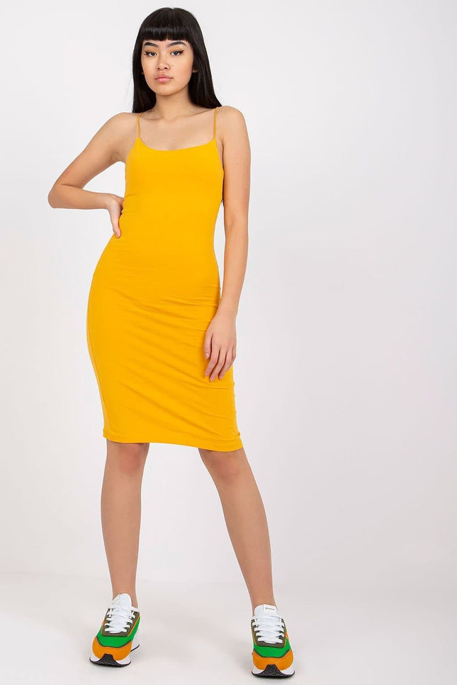 Robe midi moulante jaune sans manches pour été, style casual et tendance, idéale pour look quotidien ou soirée estivale.