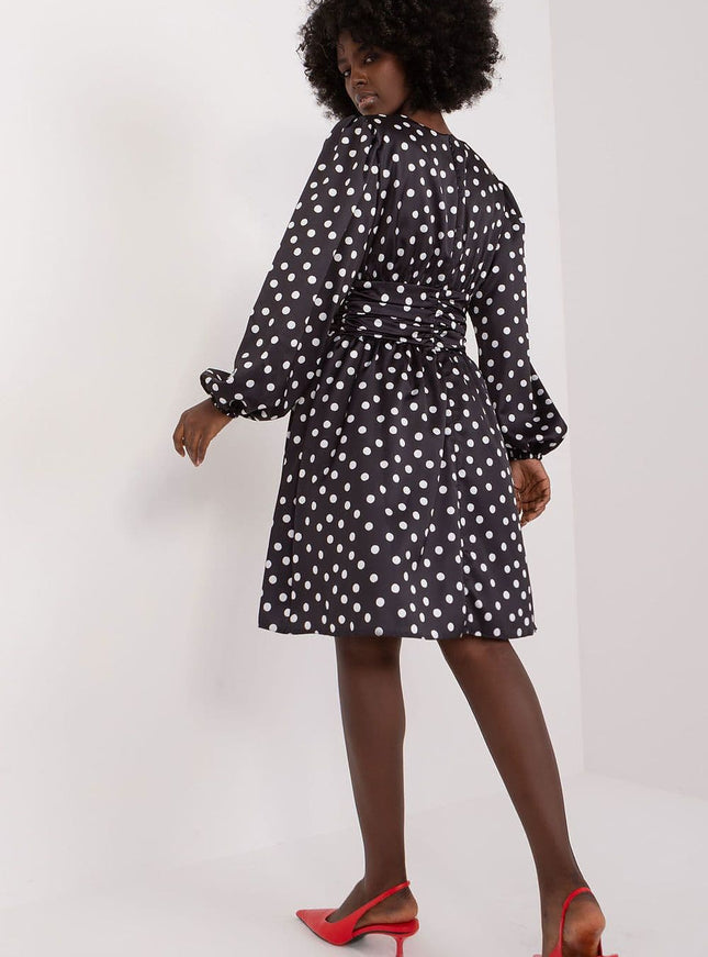 Robe à pois manche longue noire, style vintage et cocktail, midi et élégante pour événements formels ou soirées.