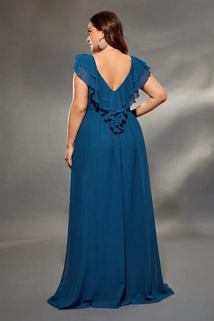 Robe amincissante bleue longue avec volants, idéale pour femme ronde à soirée ou événement chic.