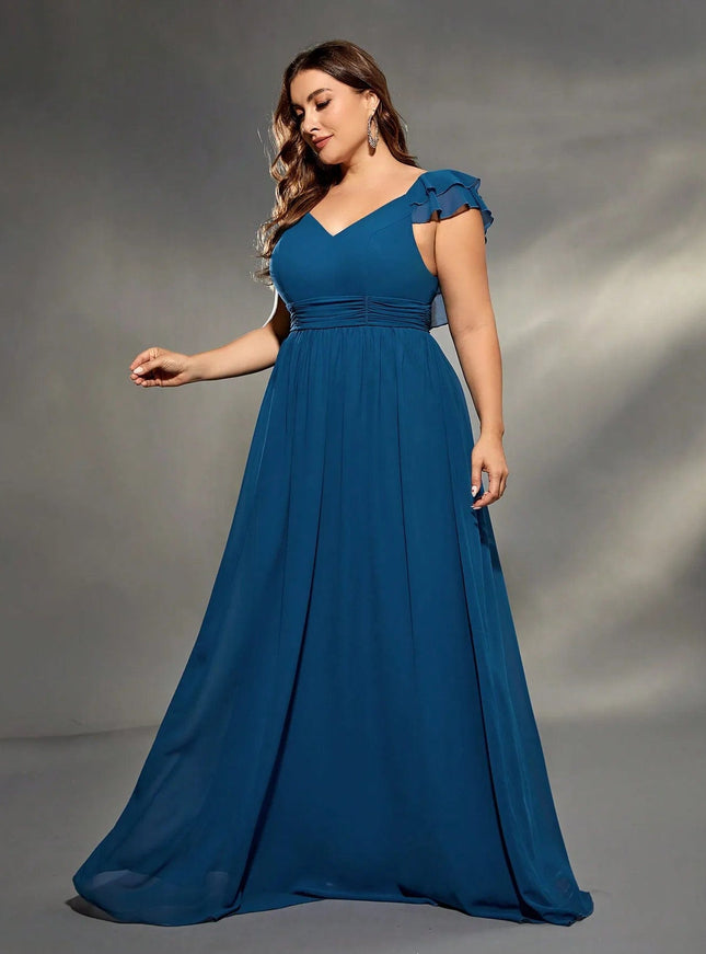 Robe amincissante bleue longue avec manches courtes pour femme ronde, idéale pour soirée ou événement chic.