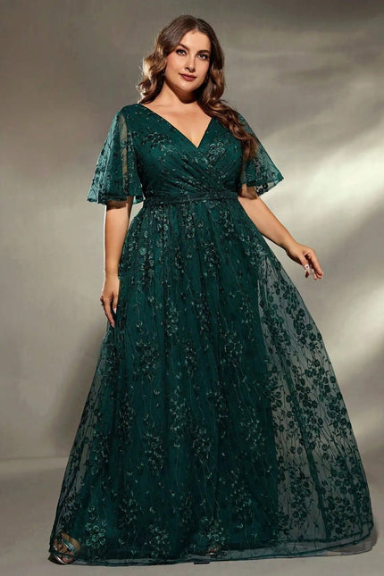 Robe verte amincissante longue en dentelle pour mariage grande taille avec manches courtes et décolleté en V.