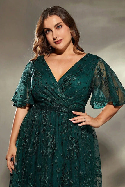 Robe amincissante verte manches courtes pour mariage, style élégant et grande taille.