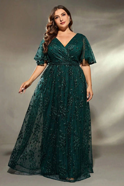 Robe verte amincissante grande taille avec manches courtes et silhouette trapèze pour mariage, élégante et chic.