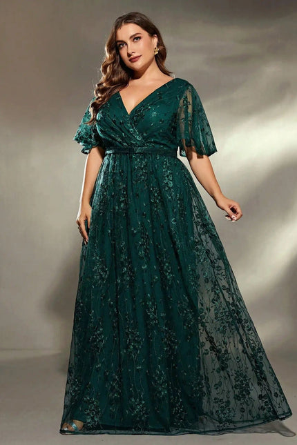 Robe amincissante verte longue et fleurie pour mariage, style chic et élégante pour femme ronde avec manches courtes.