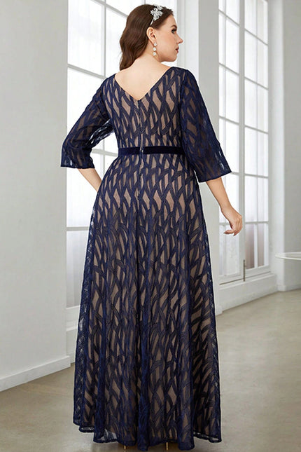 Robe amincissante violette grande taille, longue avec manches trois-quarts, élégante pour soirée ou événement formel.