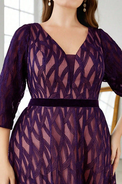 Robe amincissante violette grande taille en dentelle, manches longues pour cocktail ou soirée élégante, silhouette empire, longueur midi.