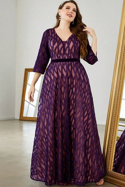 Robe amincissante violette grande taille à manches longues et silhouette princesse pour élégance en soirée.