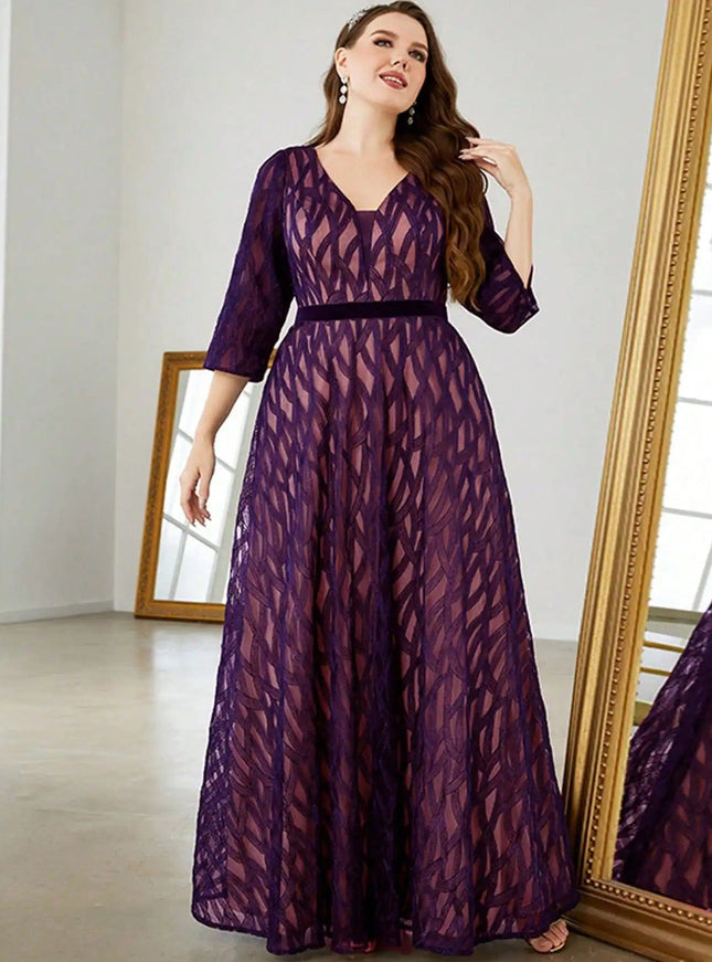 Robe amincissante violette grande taille à manches longues et silhouette princesse pour élégance en soirée.