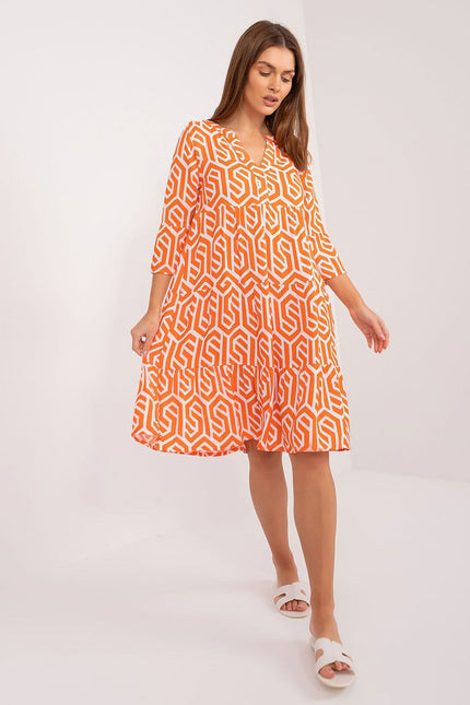 Robe d'été orange à motif géométrique coupe trapèze et longueur midi, manches trois-quarts pour femmes.